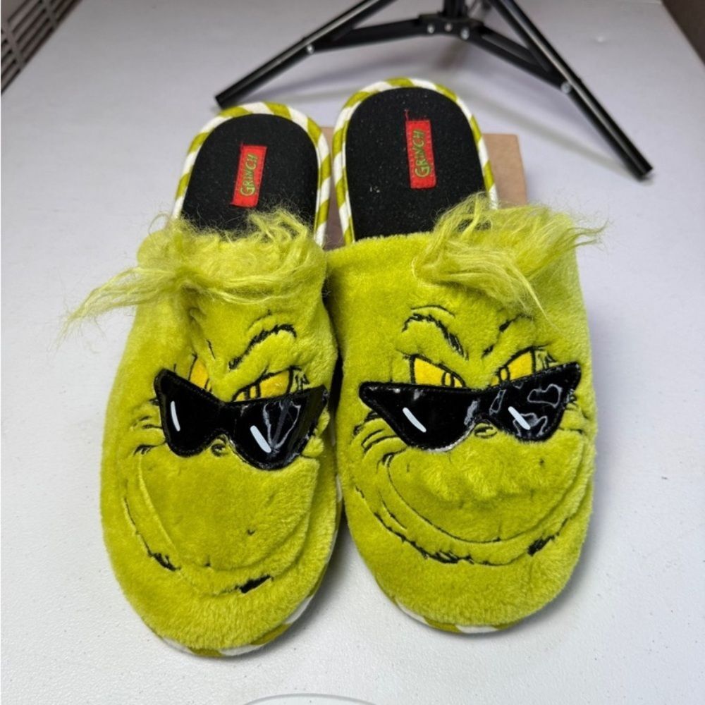 Dr. SEUSS GRINCH MEN'S SLEEPPERS
SHOES SIZE 11-12
